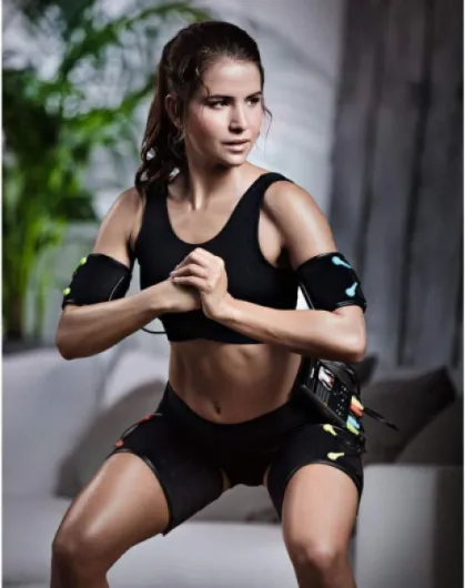 EM 95 EMS homeSTUDIO électrostimulateur musculaire, appareil d'entraînement EMS haut de gamme pour la maison avec app et Virtual Coach, brassards et électrodes inclus Unique