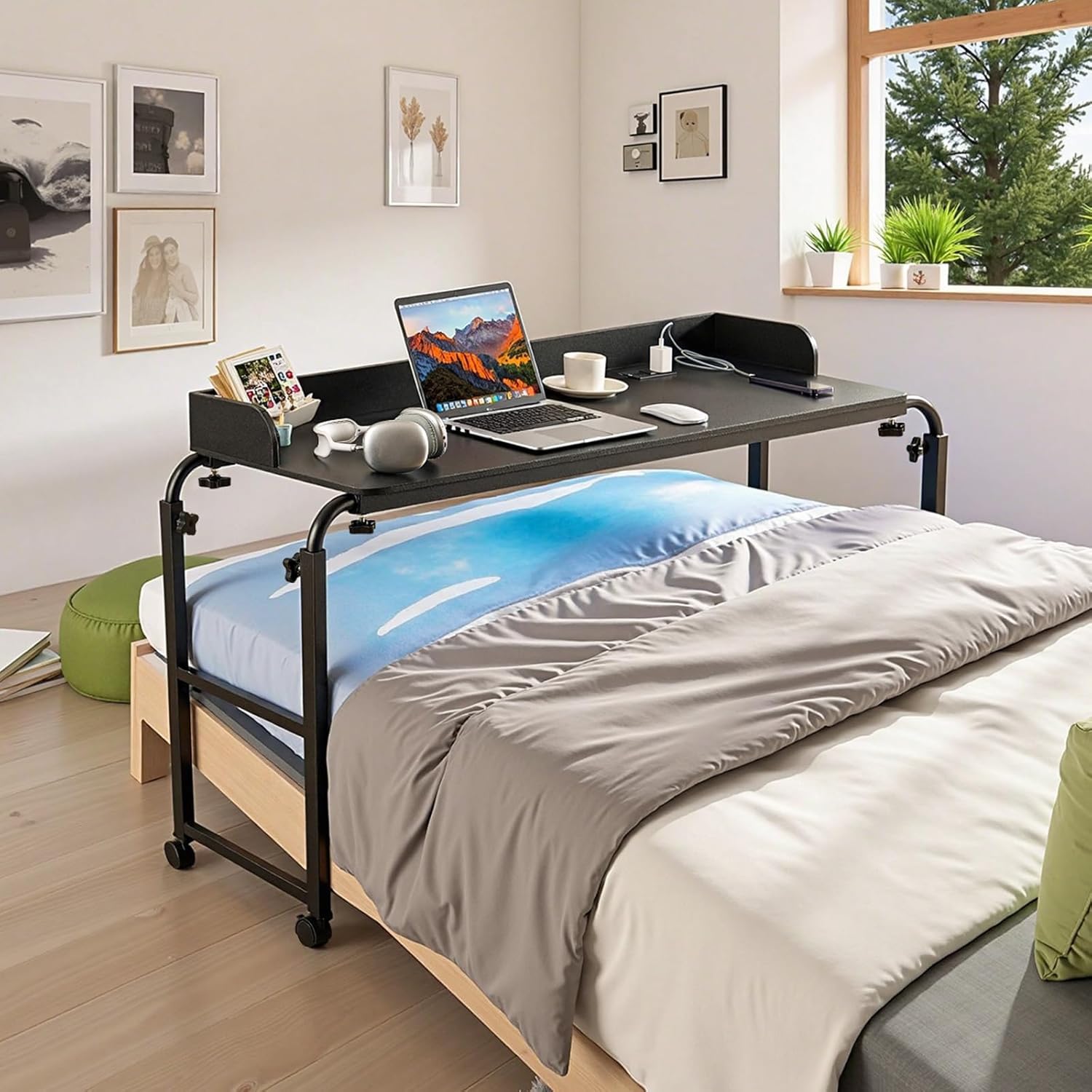 Table de lit Mobile, Table d'appoint avec 4 roulettes (Dont 2 avec Freins) et Prise de Courant, Bureau au-Dessus du lit réglable en Hauteur, en Panneaux de Particules, pour Maison, Bureau, Noir 221 x 40 x 101,6 cm